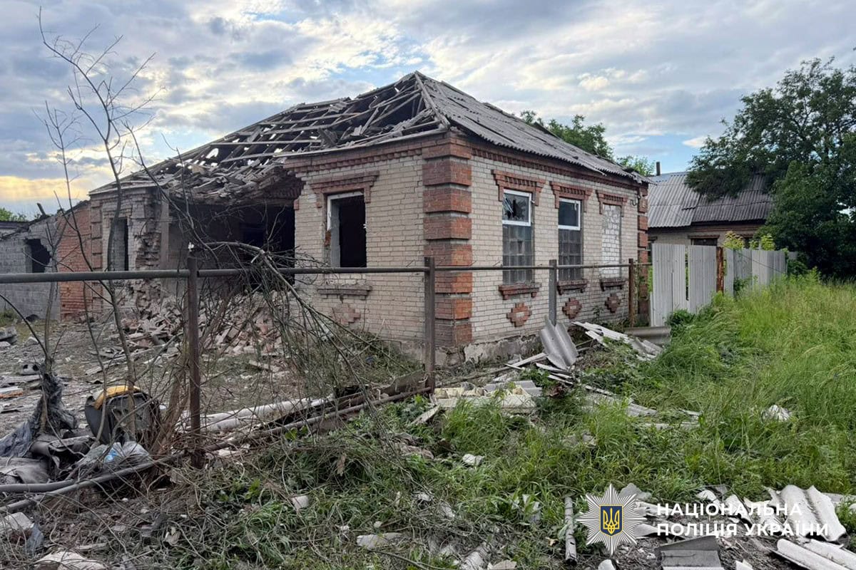 Разрушенные частные дома в Славянске после удара авиабомбой, РСЗО и дронами 16 июня 2026 года