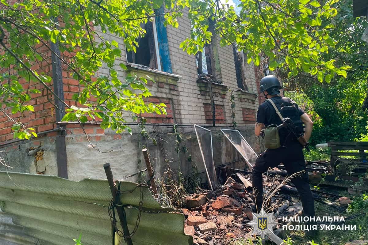 Наслідки удару FPV-дрона по Олексієво-Дружківці, де поранені троє цивільних мешканців