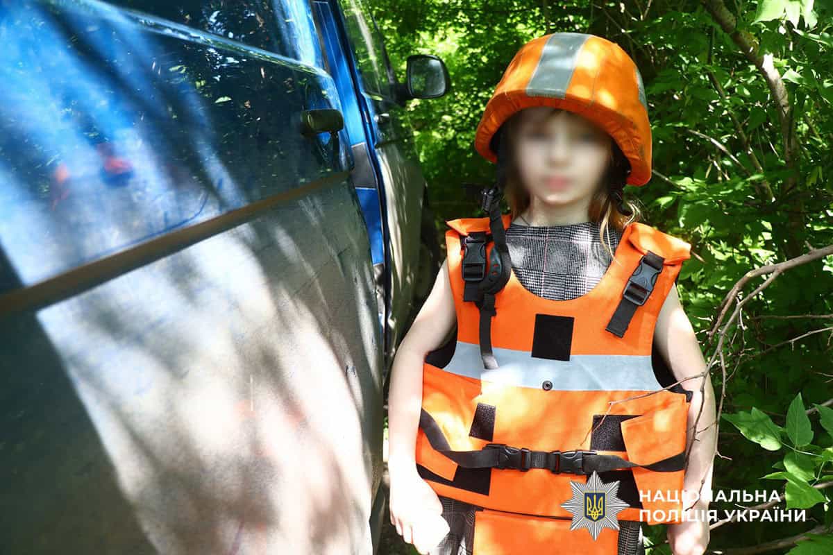 Діти з евакуйованої родини залишають небезпечний район поблизу Миколаївки на Донеччині