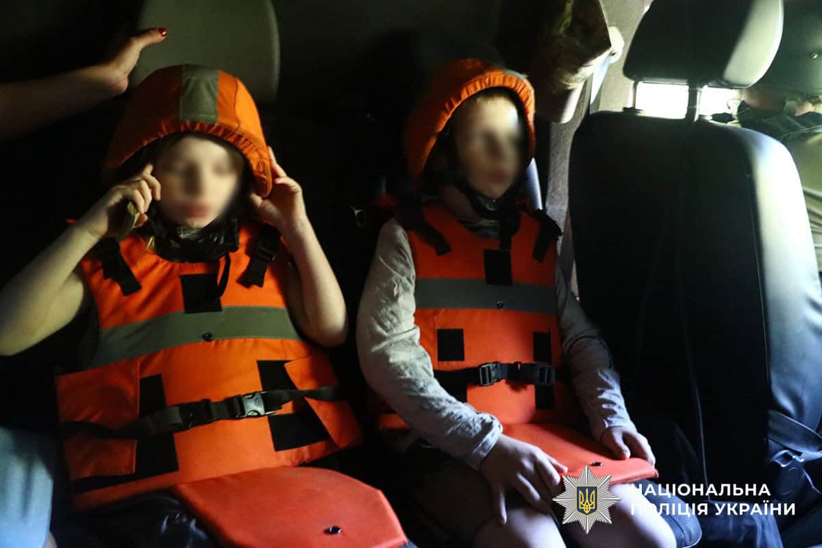 Евакуація родини з двома дітьми з Високо-Іванівки поблизу Слов’янська на Донеччині