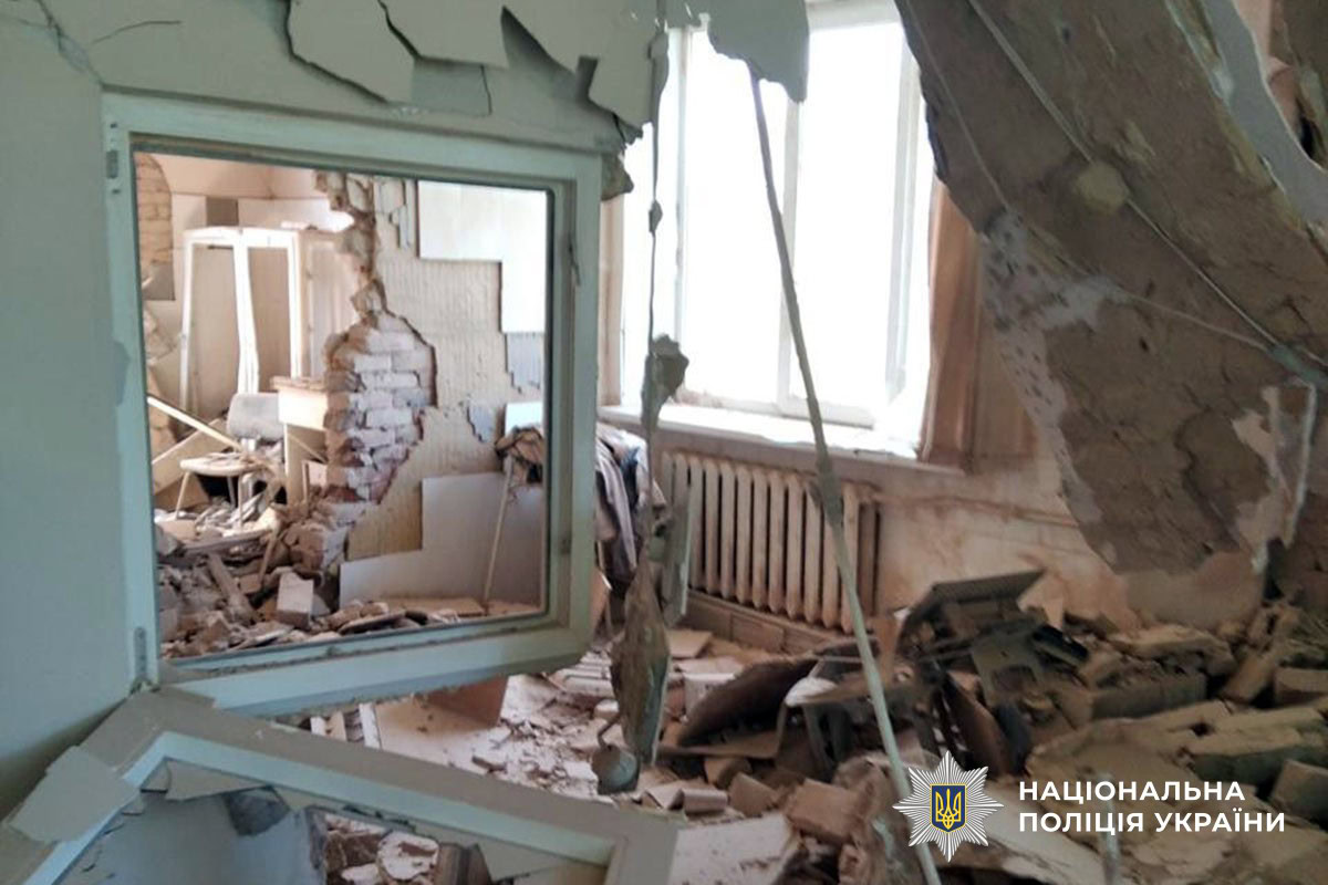 пошкоджений приватний будинок у Дружківці після російського обстрілу авіабомбами