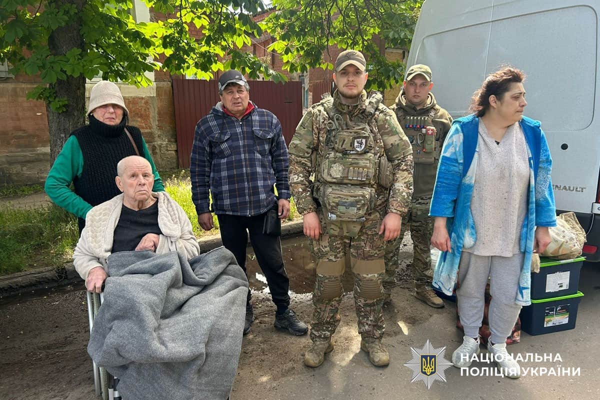"Снаряд пробив будинок аж до підвалу": із прифронтової Миколаївки евакуювали шістьох людей