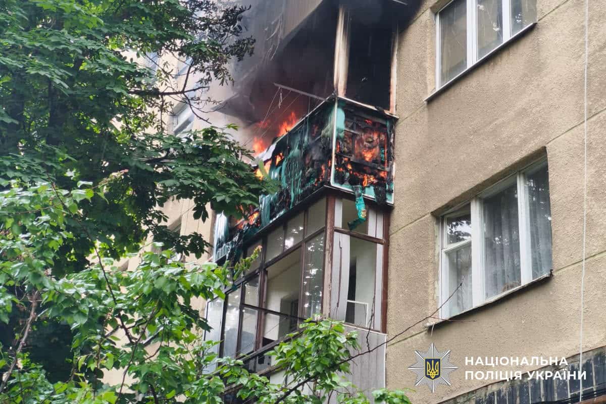 Рятувальники та поліція працюють на місці обстрілу у Слов’янську Донецької області