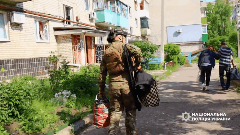 “Вибухи кожні 15 хвилин”: поліцейські “Білого янгола” евакуювали літнє подружжя з прифронтової Миколаївки
