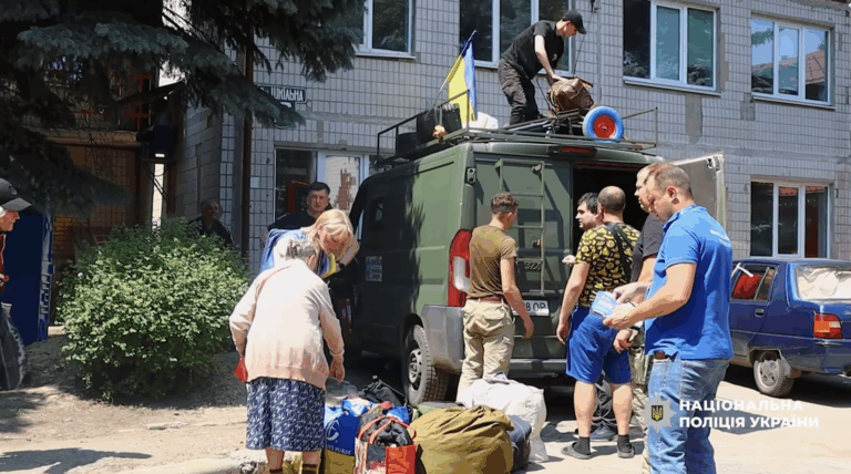 «Пешком под дронами»: из прифронтовой Киндратовки эвакуировали маломобильную женщину и семью с ребенком