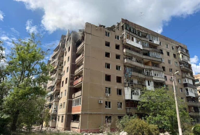 Оккупанты сбросили три авиабомбы на многоэтажки в Дружковке, ранили 5 гражданских