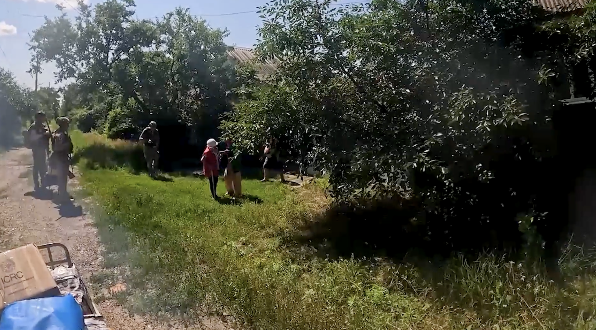 "Пережили три хвилі КАБів та підрив на міні": поліціянти вивели цивільних із "кіл-зони" у віддалених районах Дружківки