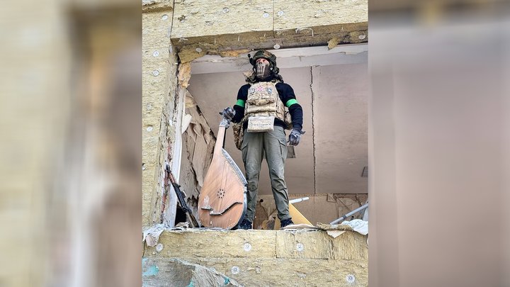 Український військовий знайшов під завалами будинку у Словʼянську, ймовірно, півстолітню бандуру — її передали до ліцею у Рівному