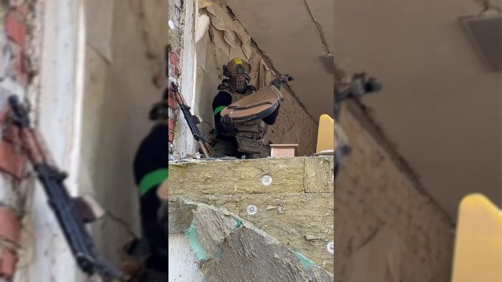 Український військовий знайшов під завалами будинку у Словʼянську, ймовірно, півстолітню бандуру — її передали до ліцею у Рівному
