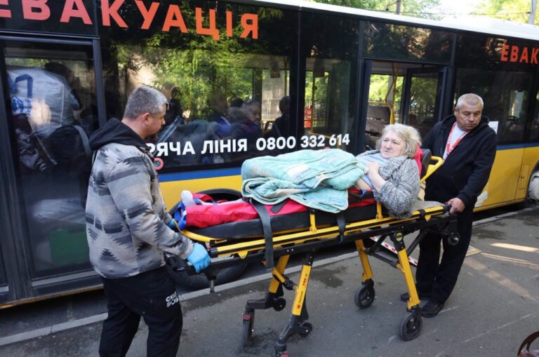 “Відправлять на фронт”, “кинуть дорогою”, “викрадуть дітей”: у які фейки про евакуацію досі вірять жителі Донеччини