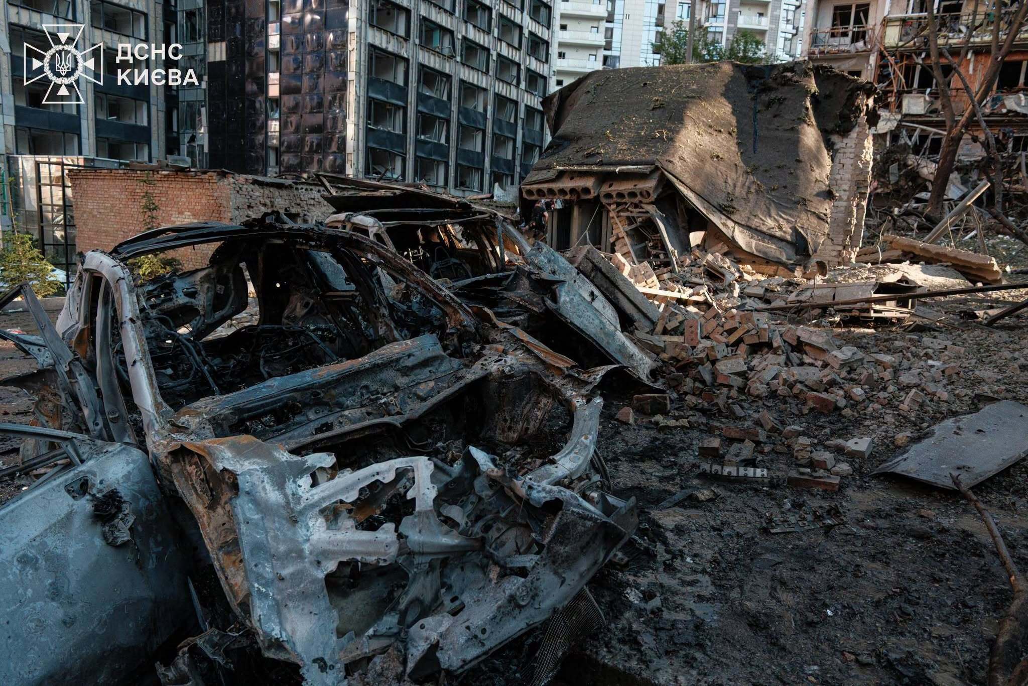 Рятувальники ліквідовують наслідки пожежі в житловому будинку у Шевченківському районі столиці