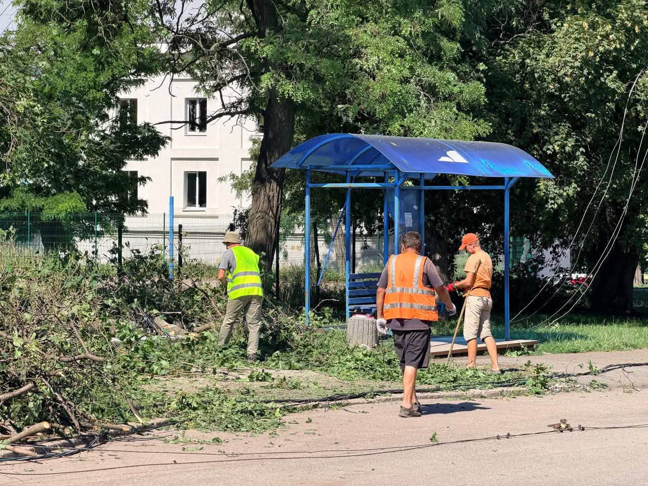 Комунальники прибирають уламки після удару трьома авіабомбами по Краматорську