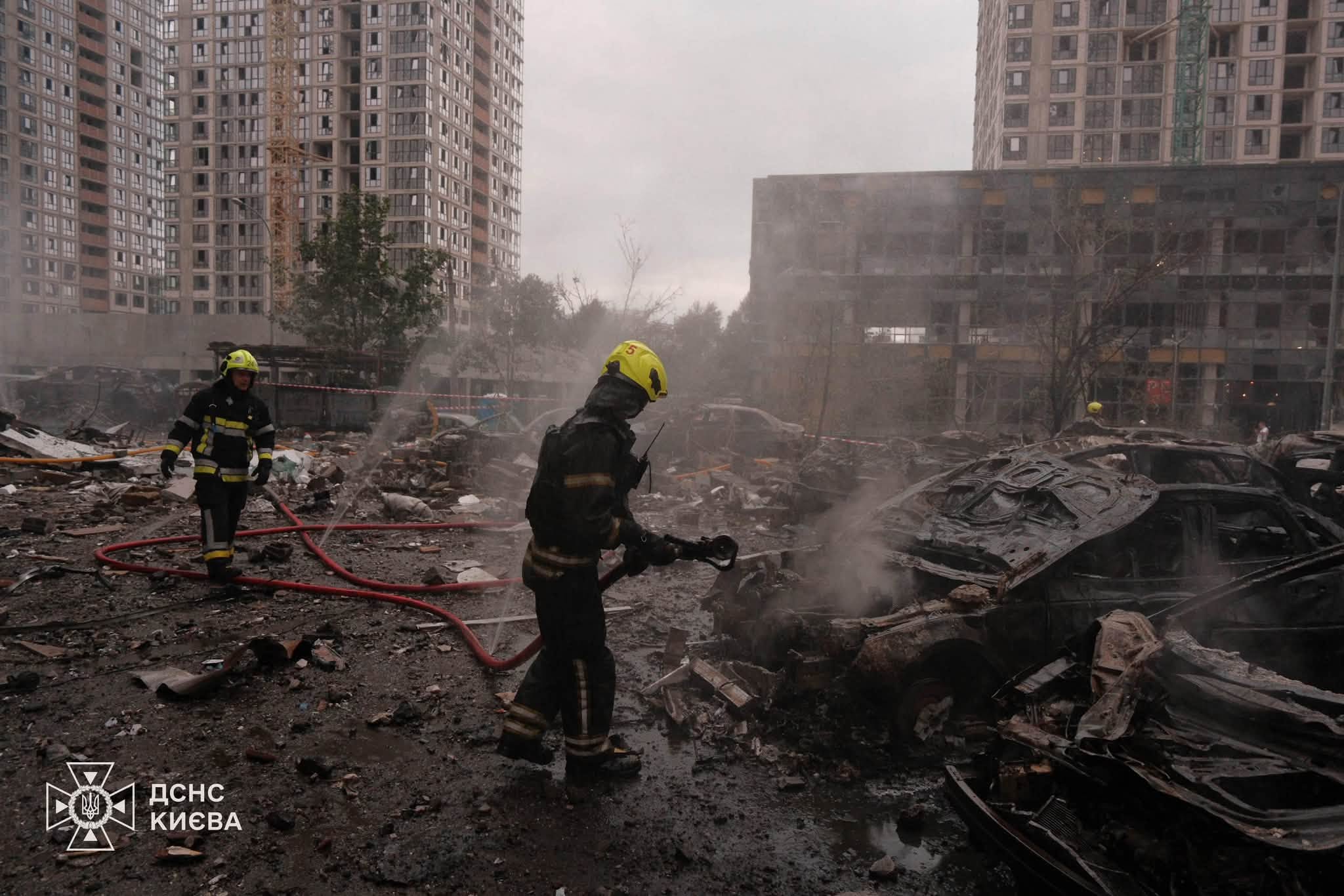 Пошкоджена багатоповерхівка у Києві після нічної атаки російських військових