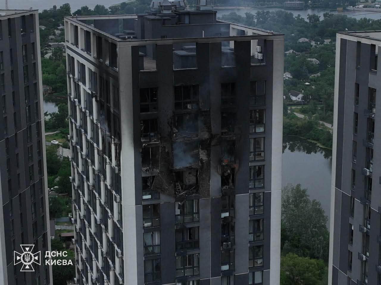 Рятувальники працюють на місці влучання у житловий будинок у Києві