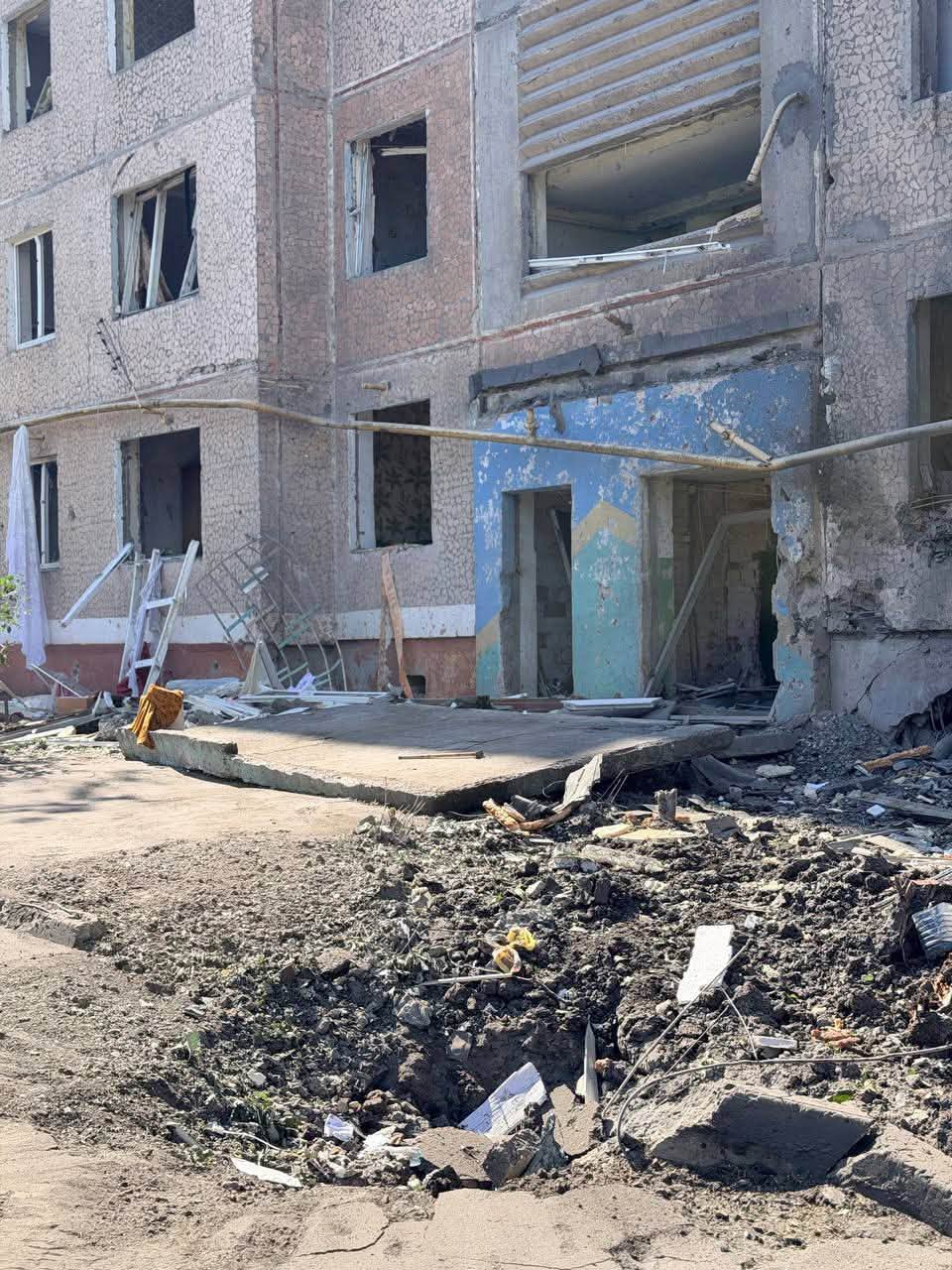 Выбитые окна в многоэтажке в Краматорске после авиаудара 27 июля