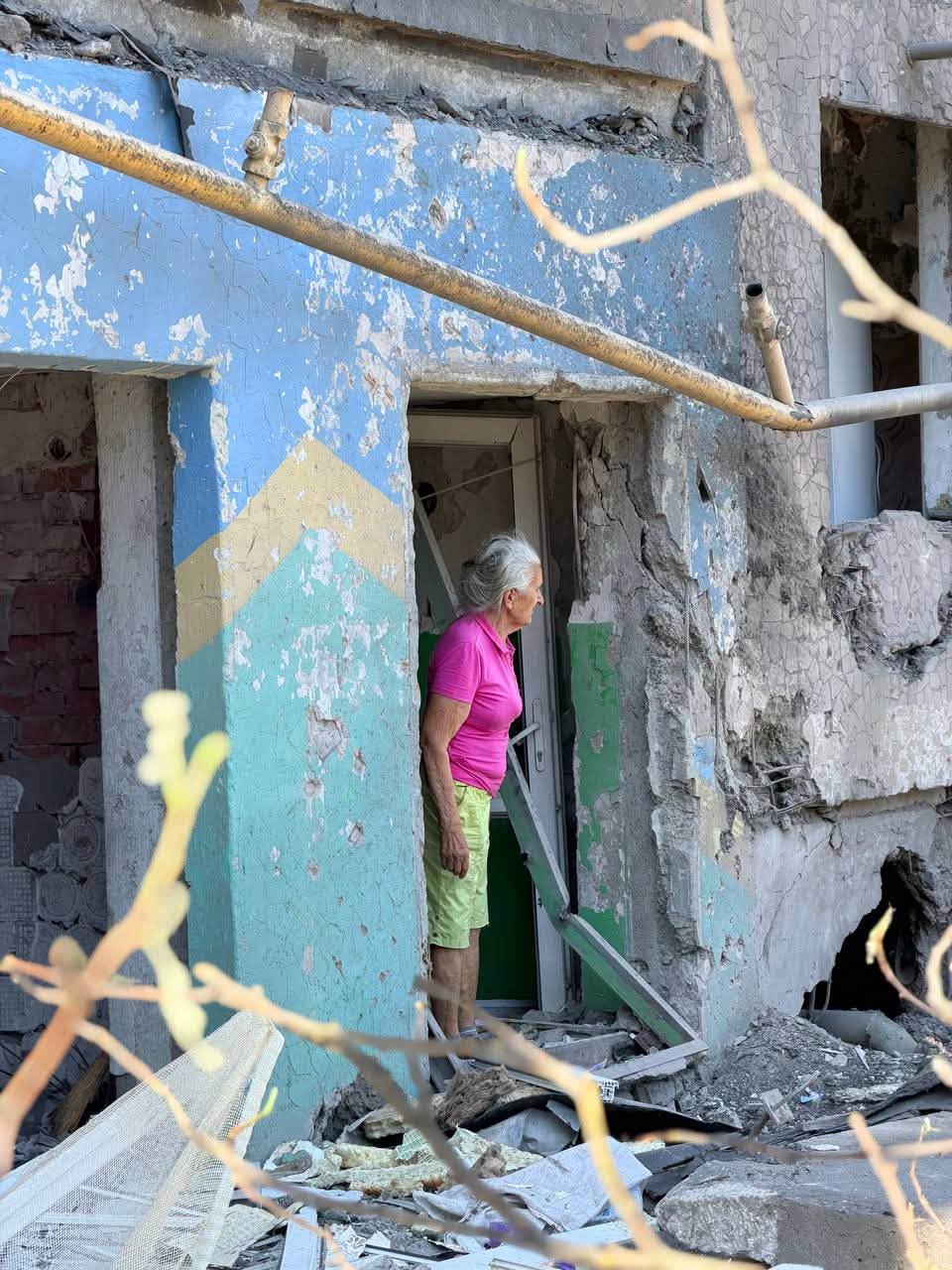 Поврежденные машины возле домов в Краматорске после российского обстрела