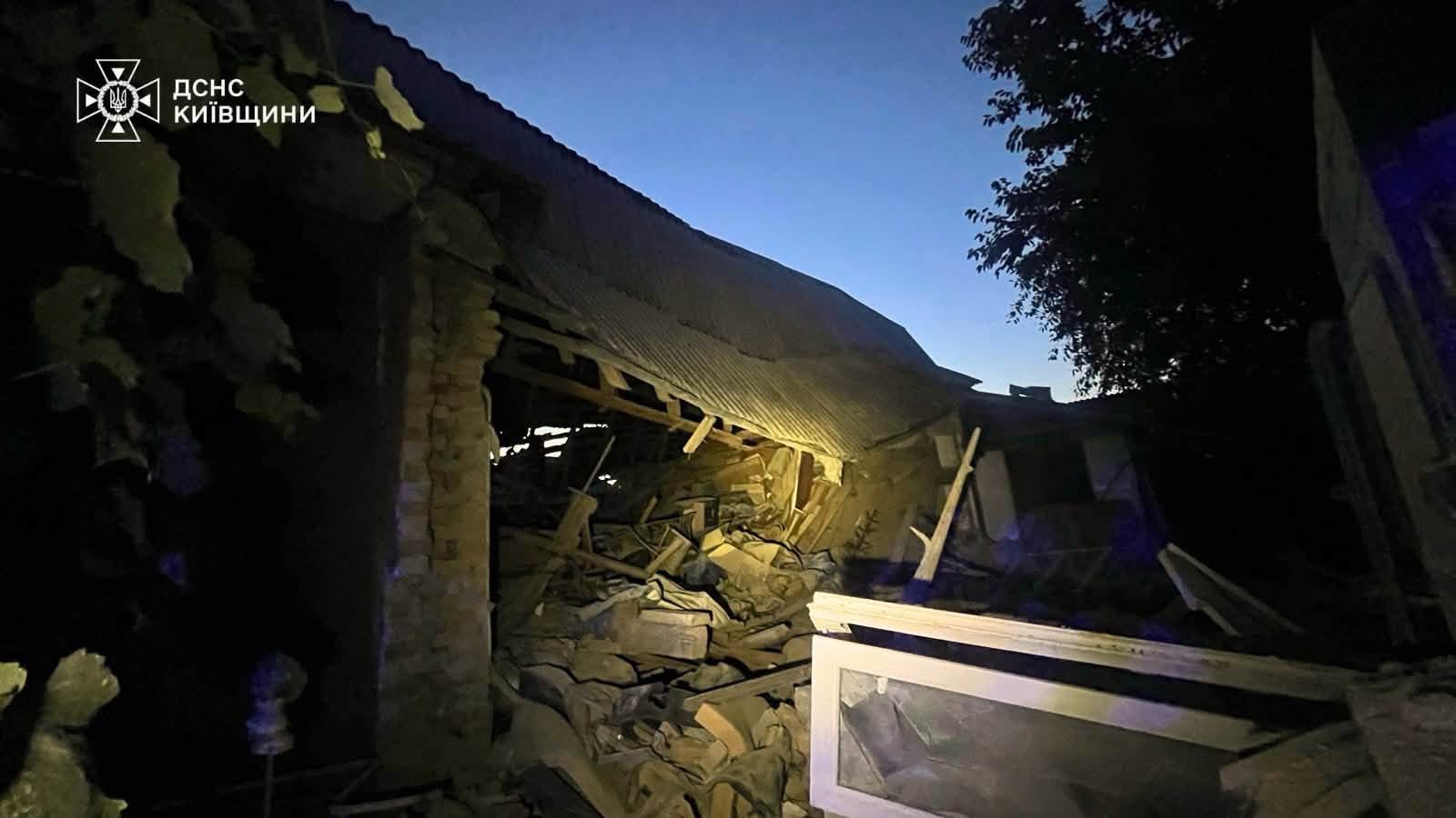 Частково зруйнований приватний будинок на Київщині після нічної атаки
