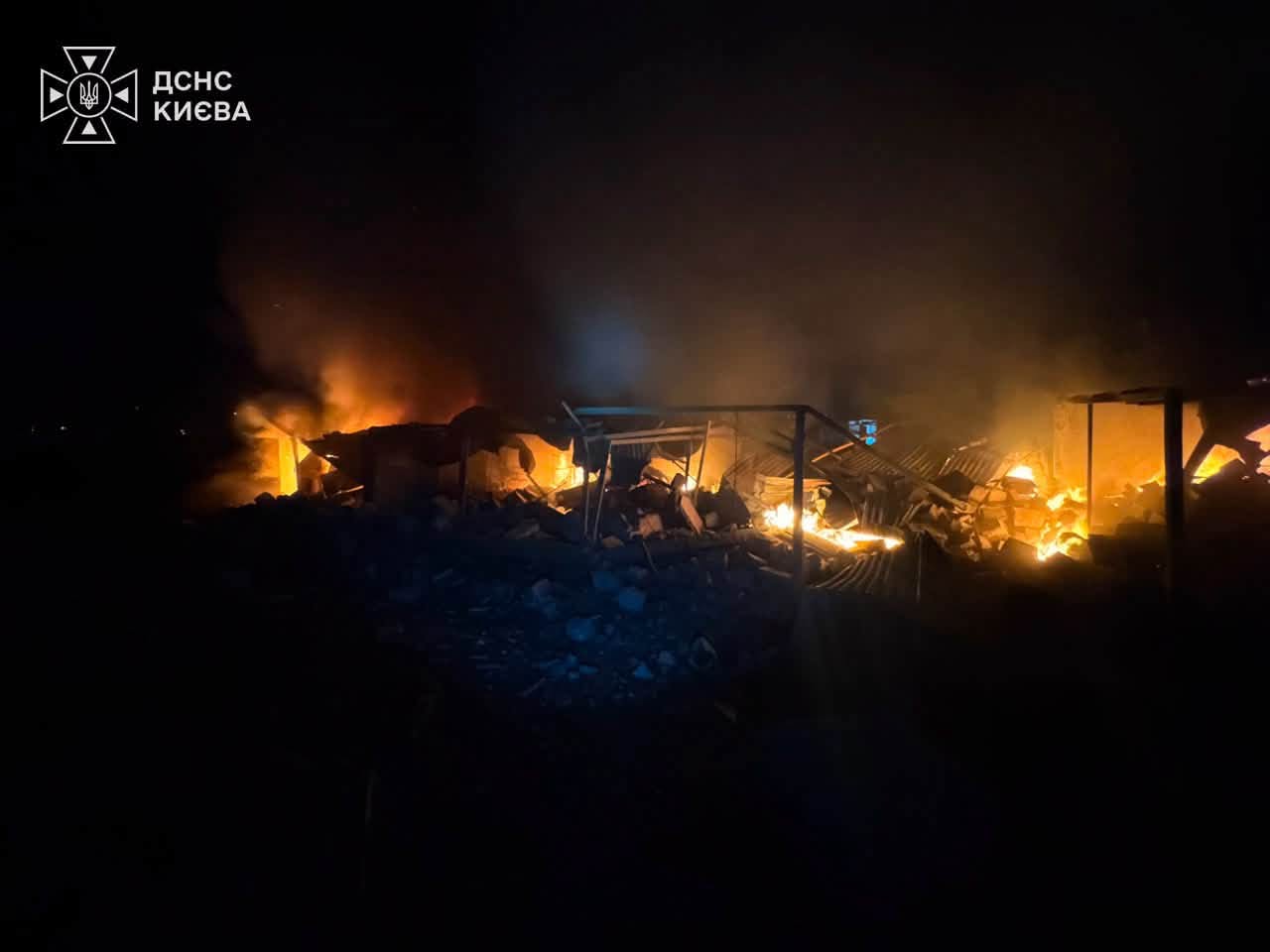 Рятувальники гасять пожежу після нічного обстрілу України 30 липня