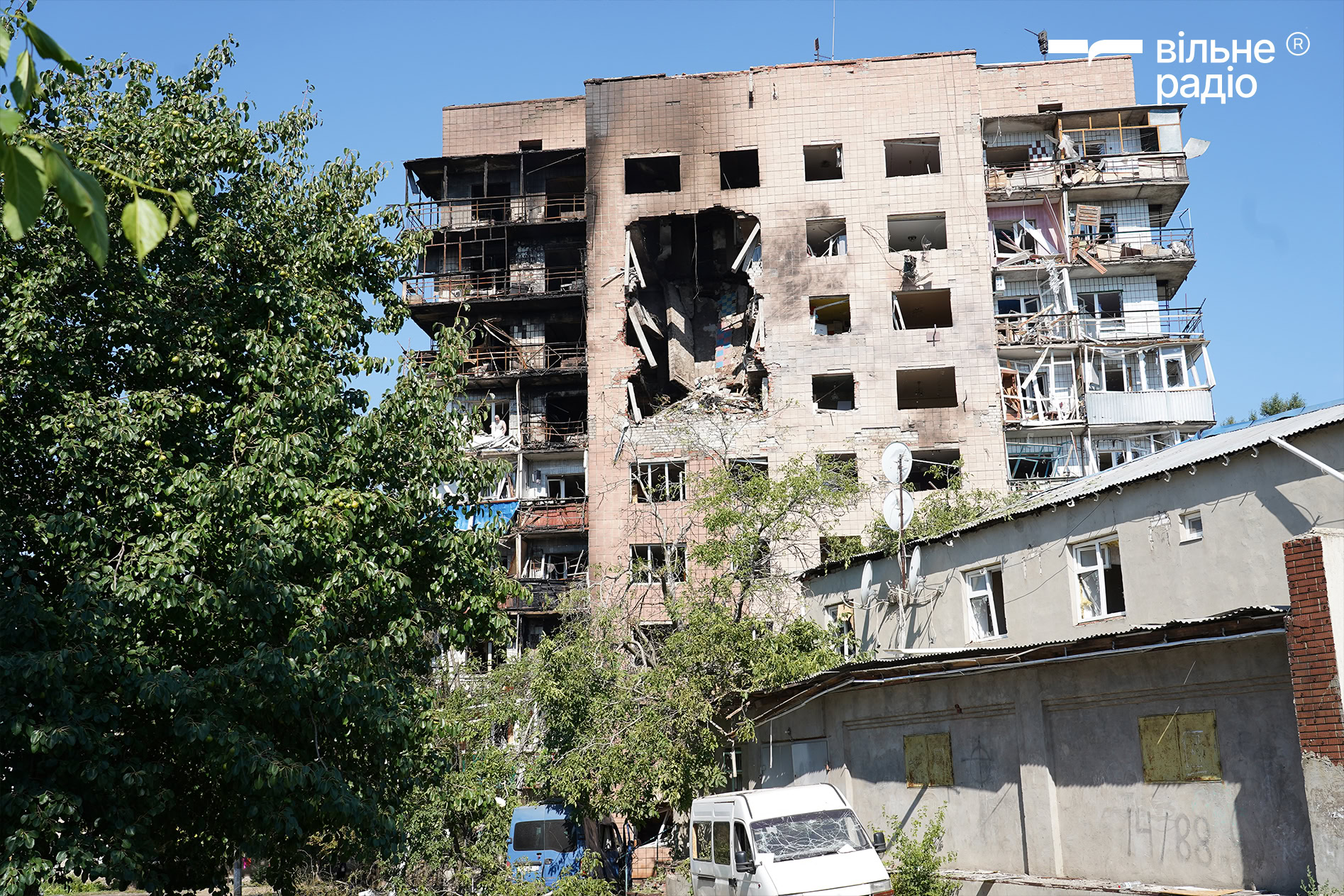 Рятувальники працюють на місці влучання у житловий будинок Краматорська