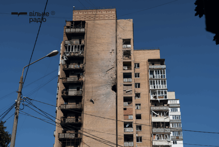Діри від влучань на тлі опромінених сонцем багатоповерхівок: який вигляд має Краматорськ після вечірнього бомбардування 30 липня