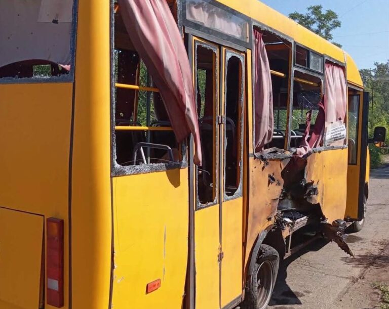 Російські військові вдарили по автобусу в Слов’янську: поранені двоє цивільних