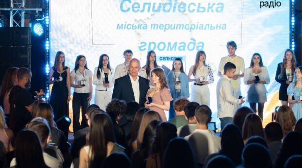 Попри війну, дистанційне навчання й переїзди: у Києві зібрали кілька сотень найуспішніших школярів Донеччини