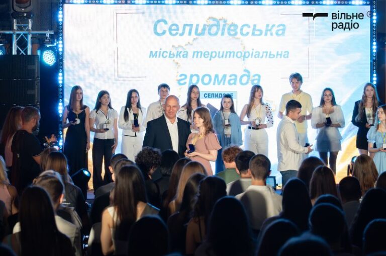 Попри війну, дистанційне навчання й переїзди: у Києві зібрали кілька сотень найуспішніших школярів Донеччини