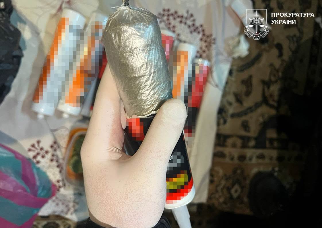 Пресований канабіс, який, за даними слідства, родина з Кіндратівки продавала на Донеччині та Київщині