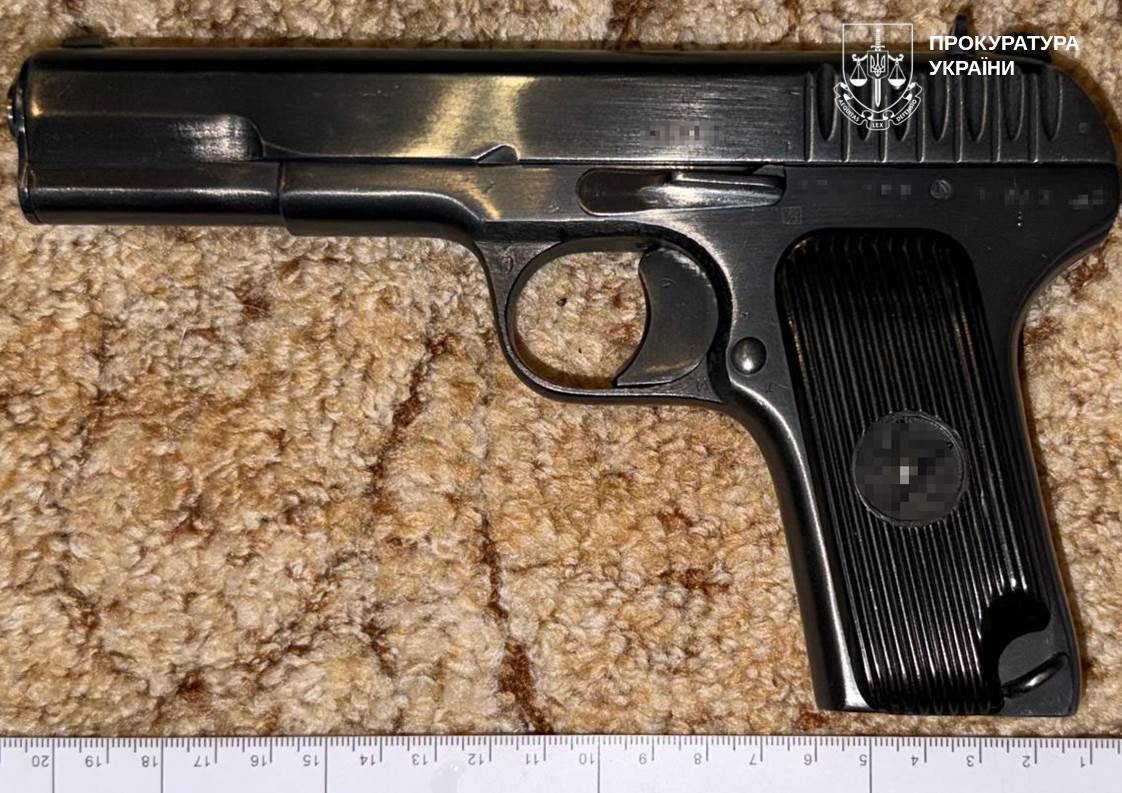 У Краматорську затримали посадовця міськради за підозрою у зберіганні забороненого контенту та зброї.