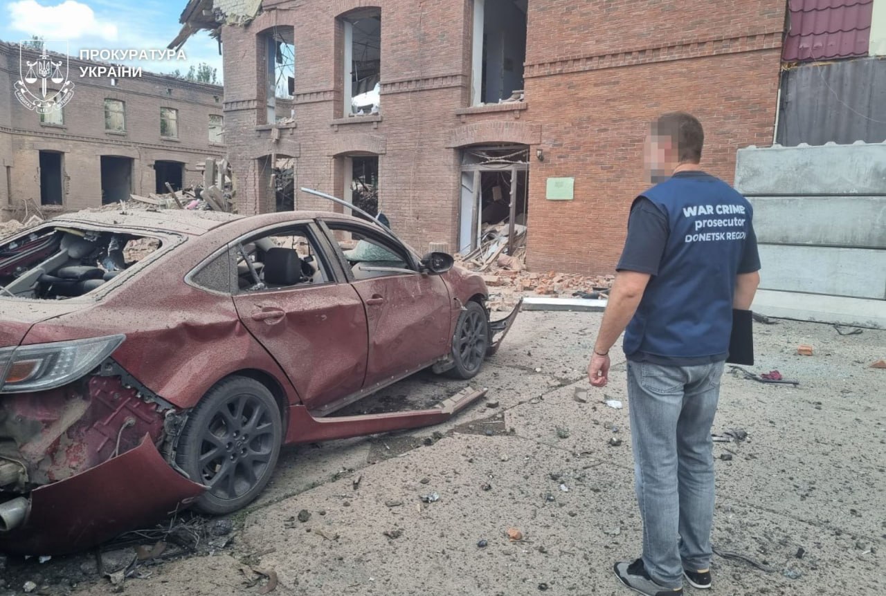 Рятувальники працюють на місці російської атаки на Слов’янськ
