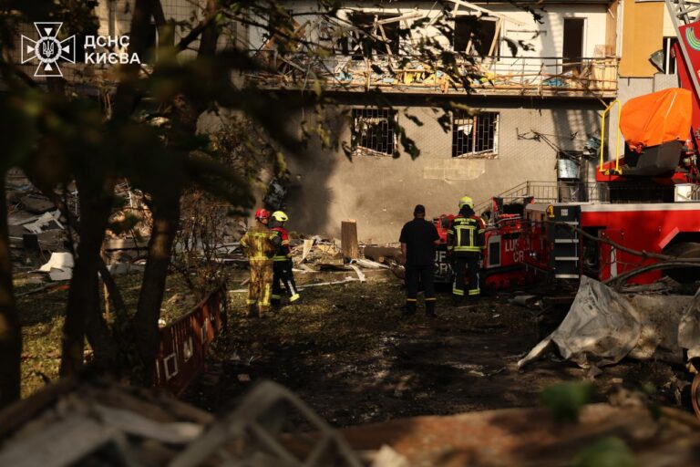 Росіяни масовано атакували Київ балістикою вночі, у пʼятих районах — влучання: що відомо про загиблих та поранених
