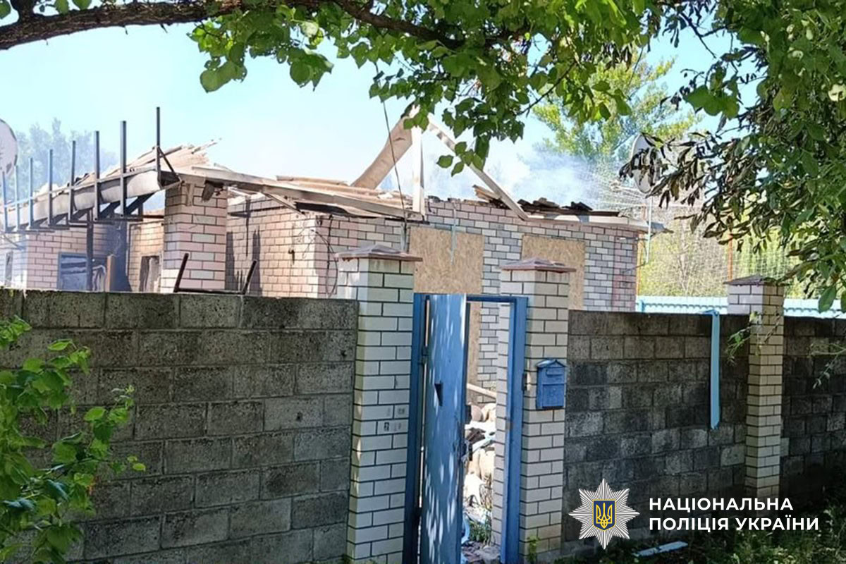 Рятувальники та поліція працюють на місці удару в Миколаївці, де загинула одна людина