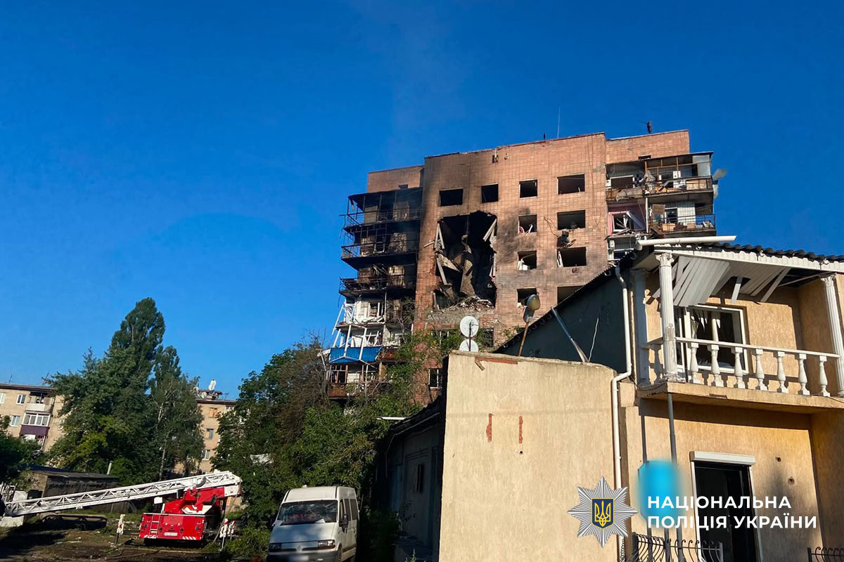 Рятувальники працюють на місці російського удару по Краматорську