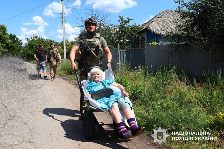 «Жили в разрушенных домах»: из прифронтовой Дружковки эвакуировали двух пожилых женщин, одной из них — 96 лет