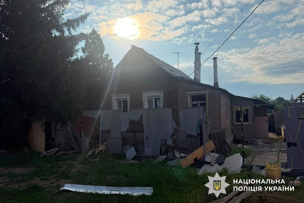 Пошкоджений будинок у Дружківці після атаки FPV-дрона, внаслідок якої загинув місцевий житель