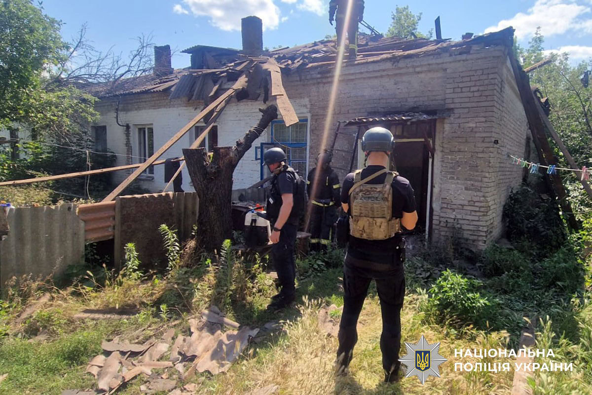 Поліція фіксувала 1 439 ударів по Донеччині за добу, шестеро цивільних поранені.