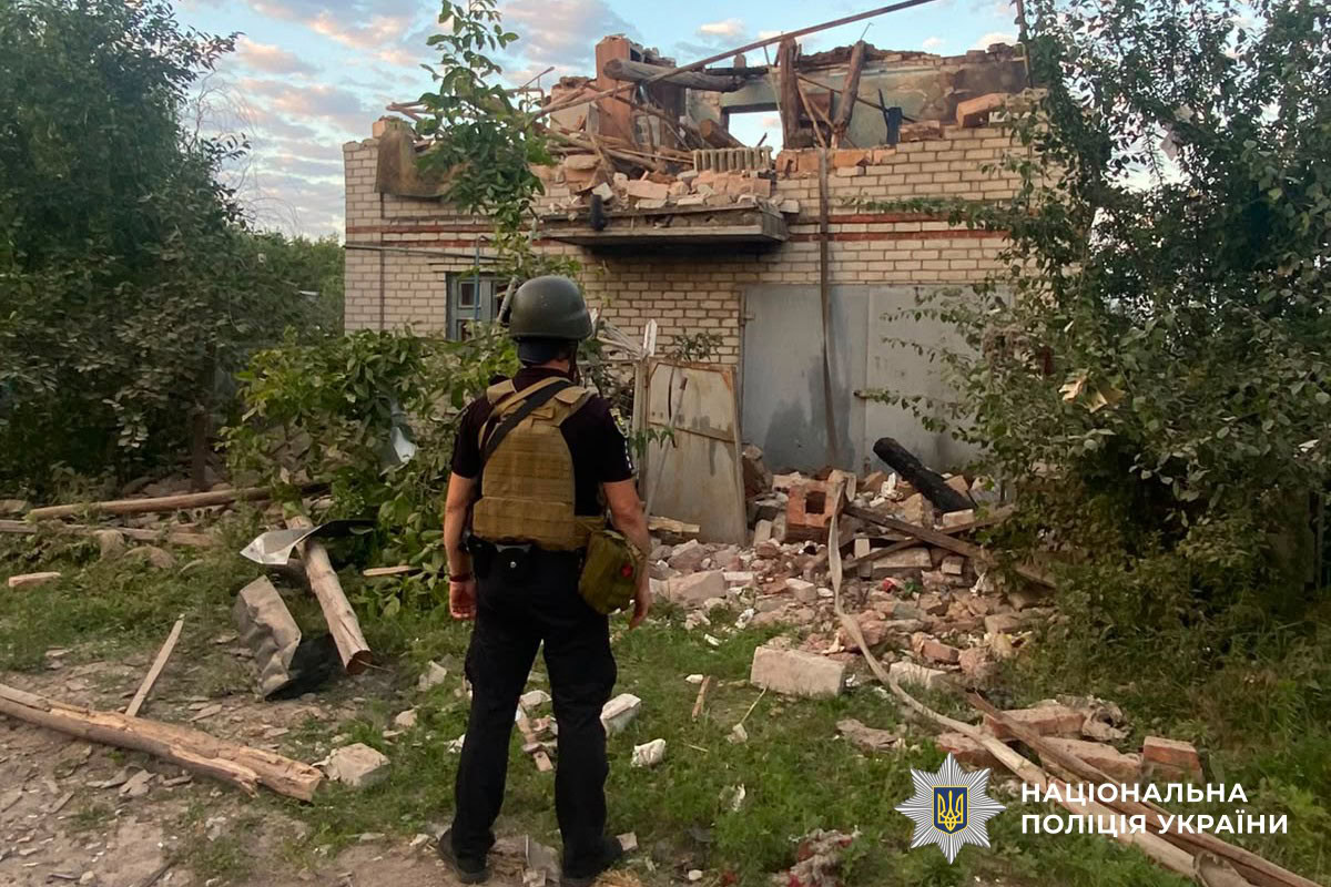 Пошкоджені приватні будинки в Олександрівці після удару сімома авіабомбами ФАБ-250 2 липня