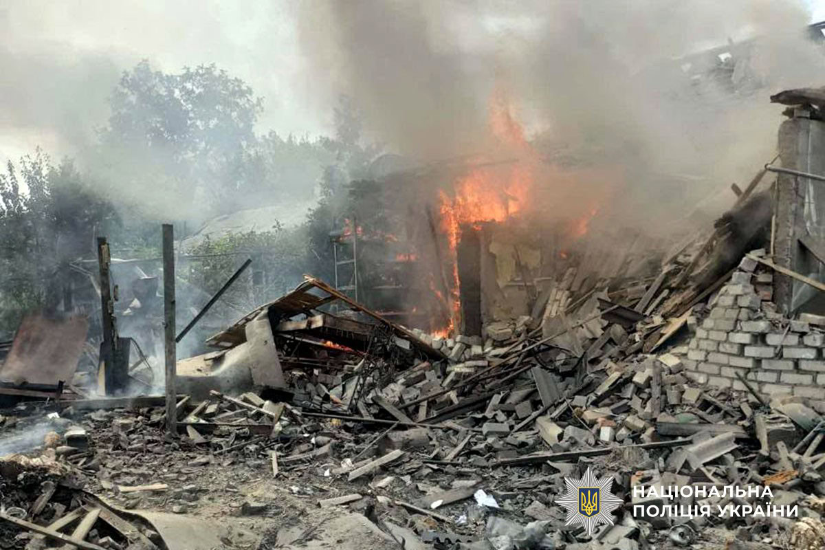 Рятувальники працюють на місці російського удару по Слов’янську