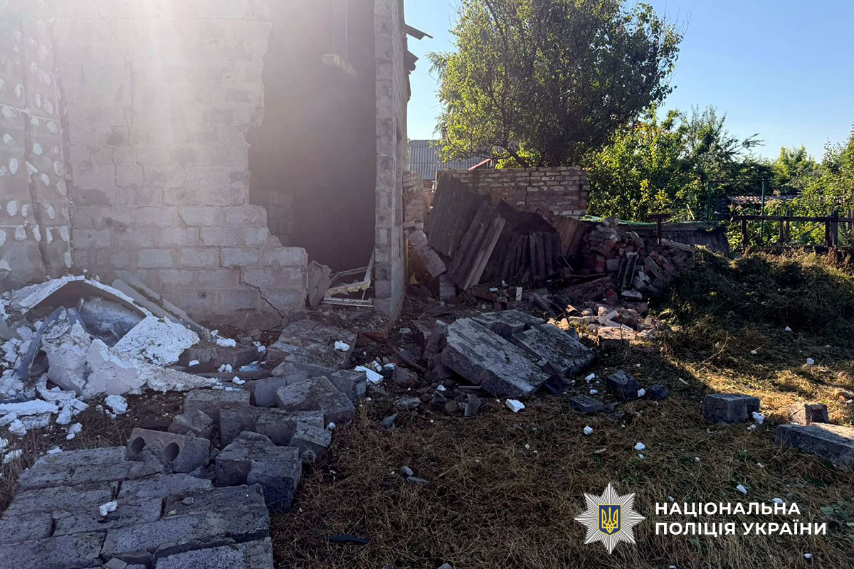 Наслідки російського обстрілу в Миколаївці на Донеччині, зруйнований приватний будинок після атаки