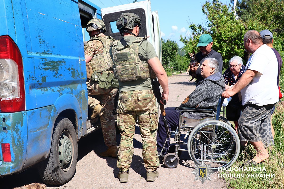 "Змогли виїхати з третього разу": з Дружківки евакуювали чотирьох маломобільних людей та собаку