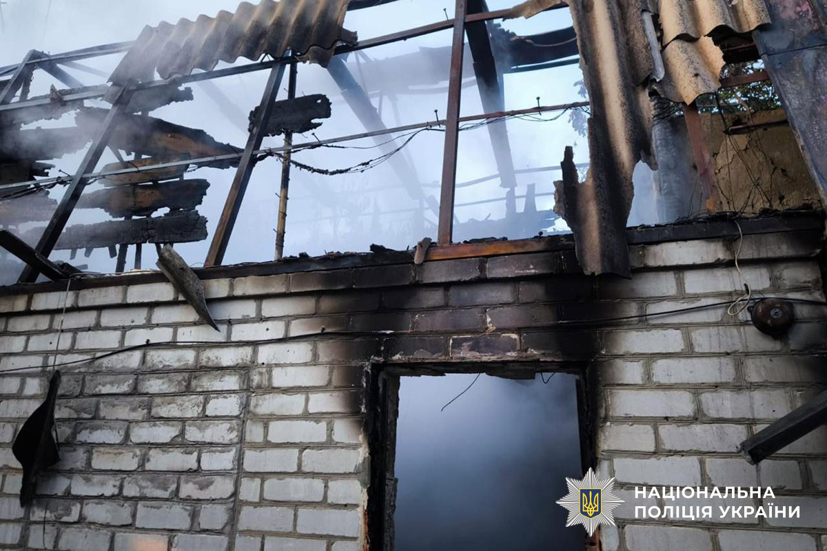 Пошкоджений приватний будинок у Красноторці після обстрілу Донеччини 7 липня.