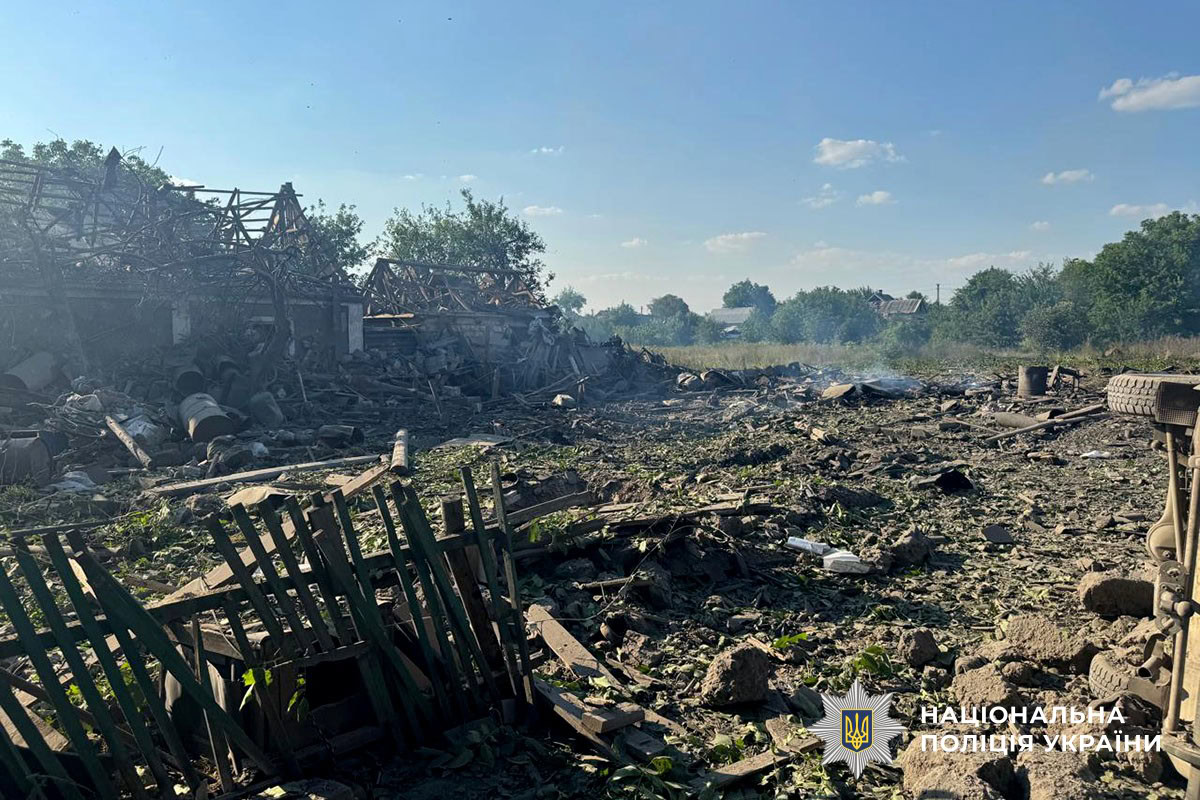 Наслідки атаки на Слов’янськ 2 липня, де загинули двоє цивільних і ще двоє людей дістали поранення