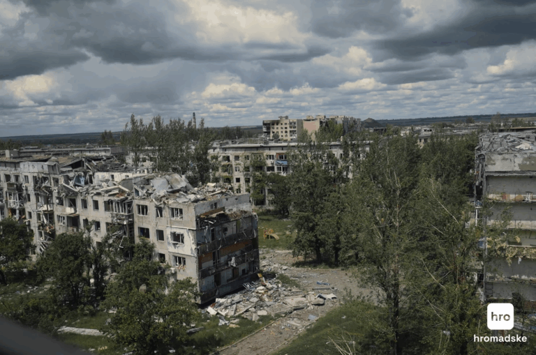 У Добропіллі через постійні російські обстріли людей ховають біля доріг: ритуальні служби більше не можуть заїжджати до міста