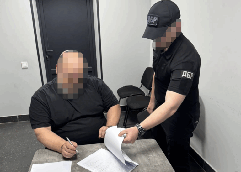 На Донетчине задержали чиновников медицинской службы: их обвиняют в незаконных выплатах подчиненной на более 2,3 млн грн