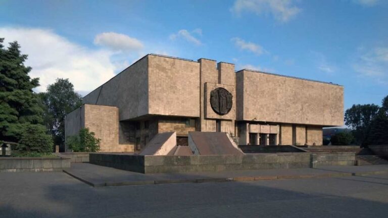 На выставку «Музей заброшенных городов» в Каменском добавили раздел о Доброполье, экскурсии уже доступны для всех желающих