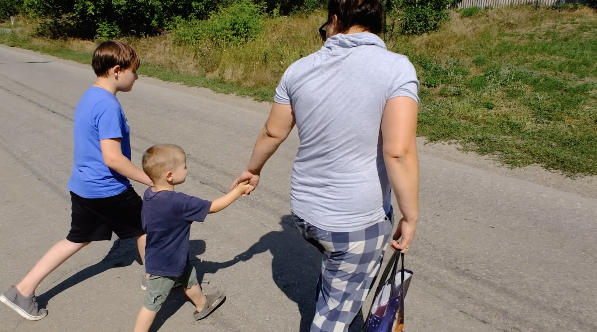 "Діти не мають жити під ударами КАБів": з Краматорської громади евакуювали ще дві родини з малечою