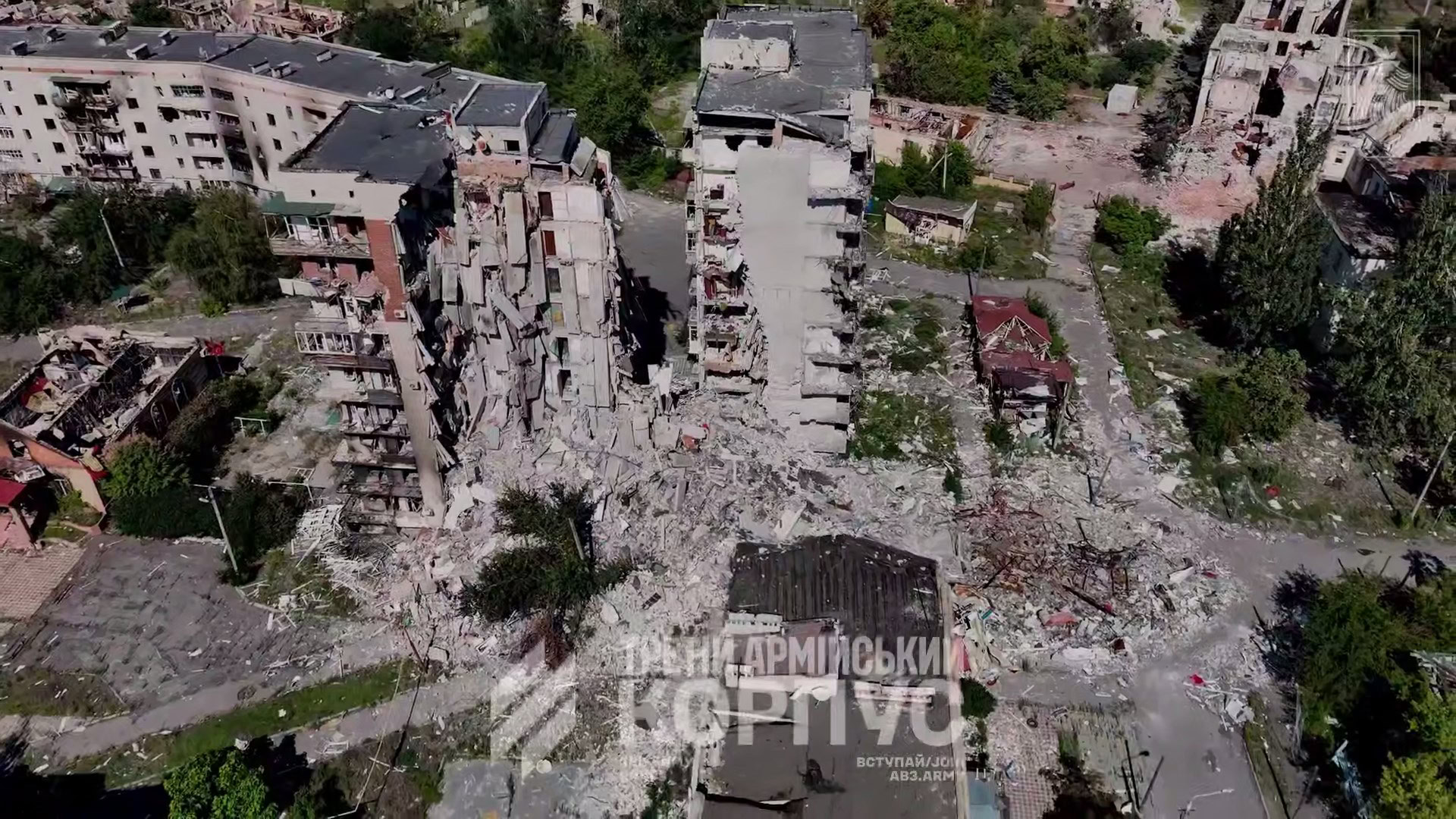 Лиман після бойових дій: військові показали зруйновані вулиці міста з дрона