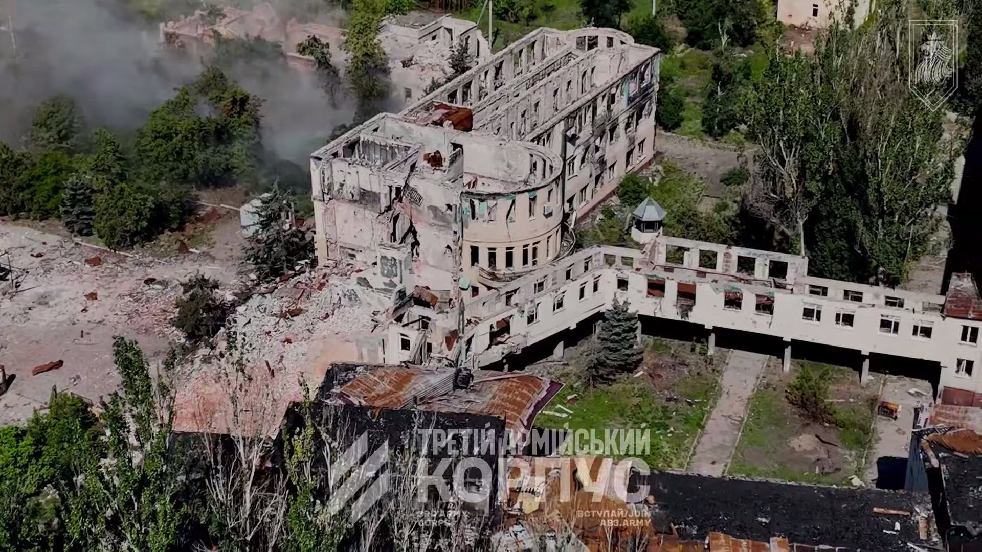 Без людей, із пошкодженими будинками та лікарнею: який вигляд має Лиман у 2026 році