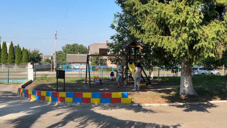 Переселенка з Донеччини облаштувала дитячий майданчик на Рівненщині — у памʼять про загиблого на війні сина