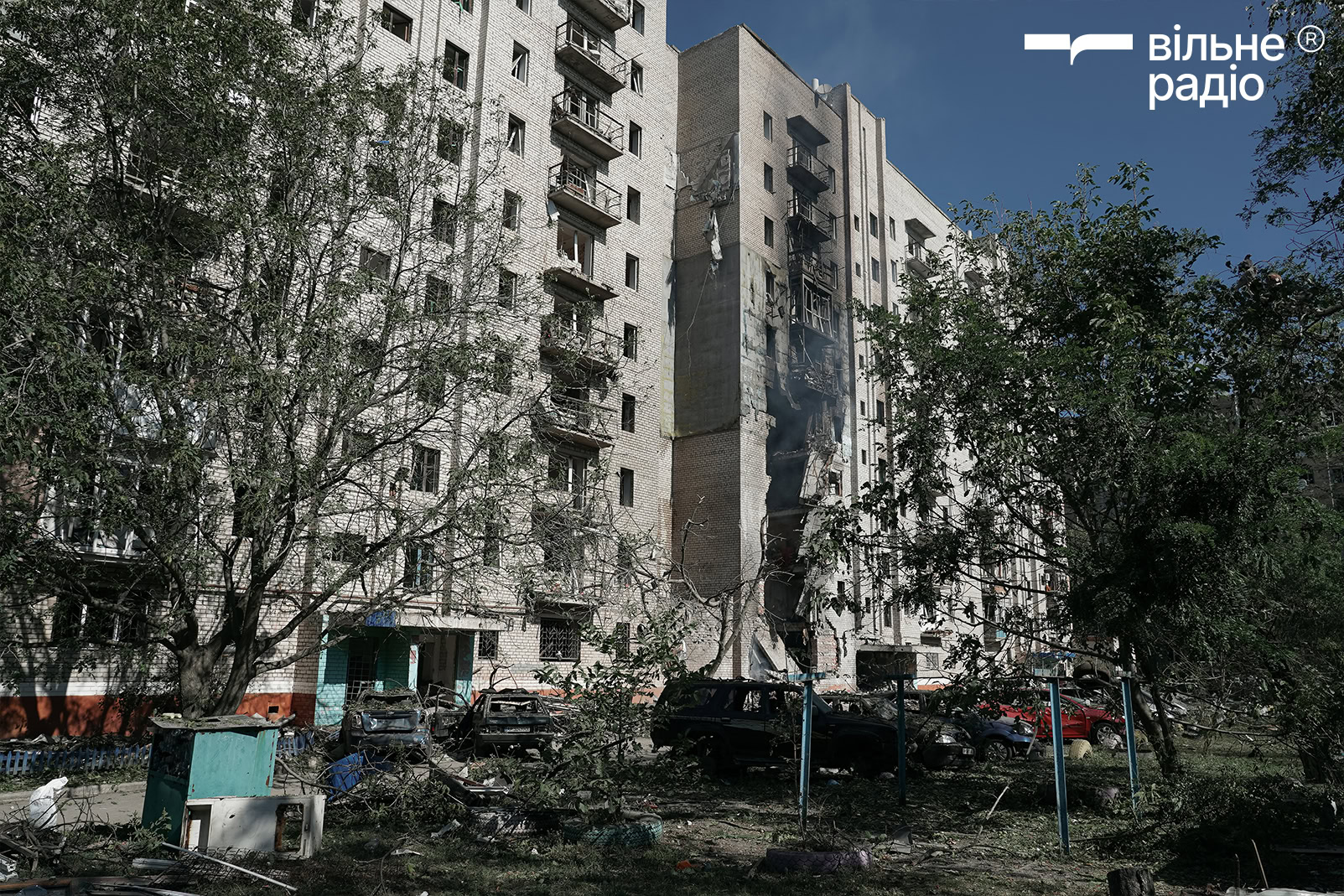 Пошкоджений багатоквартирний будинок у Краматорську після російського обстрілу